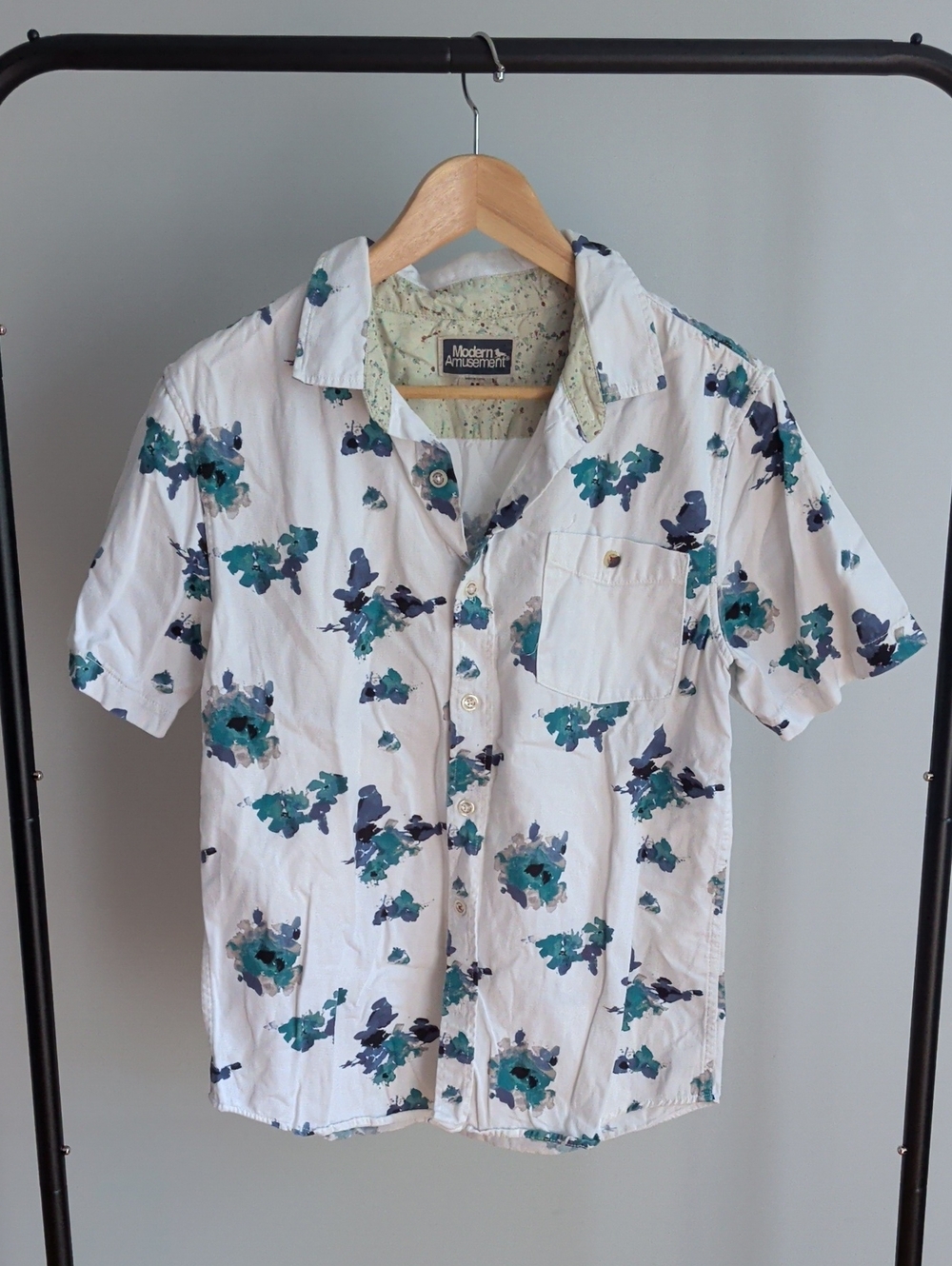 Modern Amusement White Floral Short-Sleeve Button-Up Shirt